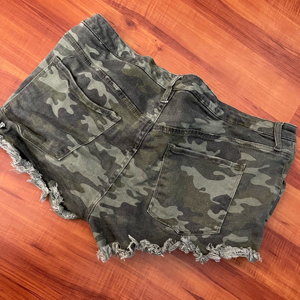Army Shorts - Picture 3 of 4
